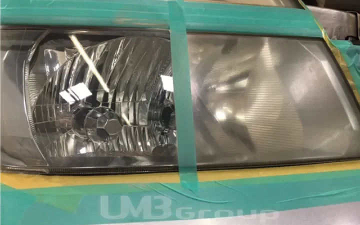 ヘッドライトカバーの曇りを無くし新車の輝きを取り戻します